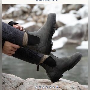 Blundstone Women’s Classics Chelsea Boot #587 in Rustic Black , size 3/size 6 US